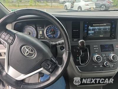 2015 Toyota Sienna XLE 8-Passenger 119.3" WB - zdjęcie 14 z 21 - miniatura