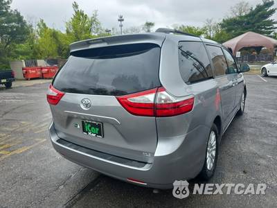 2015 Toyota Sienna XLE 8-Passenger 119.3" WB - zdjęcie 4 z 21 - miniatura