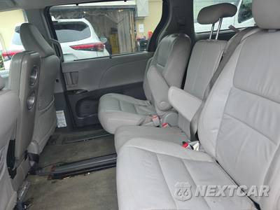 2015 Toyota Sienna XLE 8-Passenger 119.3" WB - zdjęcie 16 z 21 - miniatura