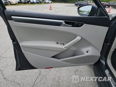 2016 Volkswagen Passat 1.8T R-Line w/Comfort Pkg - zdjęcie 9 z 39 - miniatura