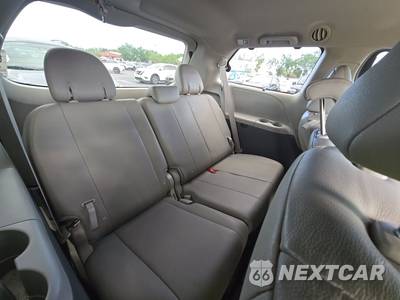 2015 Toyota Sienna XLE 8-Passenger 119.3" WB - zdjęcie 14 z 19 - miniatura