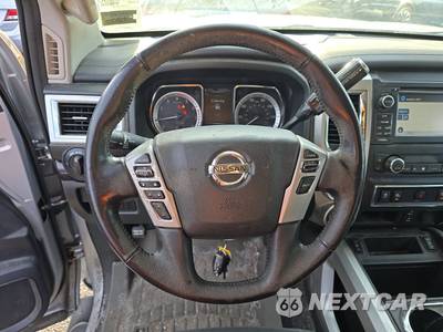 2018 Nissan TITAN SV Crew Cab Short Bed - zdjęcie 10 z 25 - miniatura