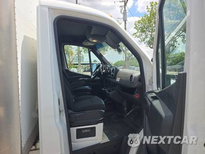 2019 Mercedes-Benz Sprinter 3500XD Cab Chassis - zdjęcie 8 z 16 - miniatura