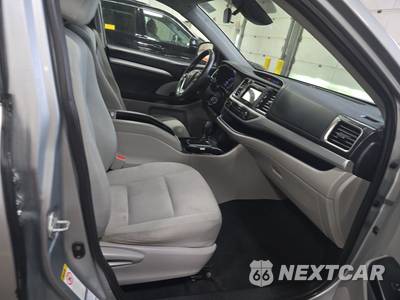 2019 Toyota Highlander LE - zdjęcie 8 z 43 - miniatura