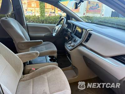 2017 Toyota Sienna LE 8-Passenger 119.3" WB - zdjęcie 9 z 20 - miniatura