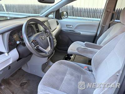 2017 Toyota Sienna LE 8-Passenger 119.3" WB - zdjęcie 12 z 20 - miniatura