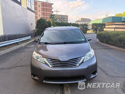 2017 Toyota Sienna LE 8-Passenger 119.3" WB - zdjęcie 2 z 20 - miniatura