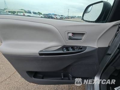 2019 Toyota Sienna LE 8-Passenger 119.3" WB - zdjęcie 9 z 35 - miniatura