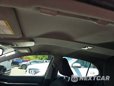 2019 Toyota Camry LE - zdjęcie 18 z 19 - miniatura