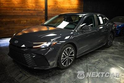 2025 Toyota Camry XLE - zdjęcie 2 z 23 - miniatura
