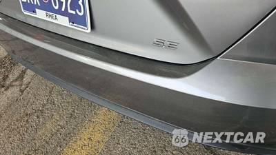 2025 Toyota Camry SE - zdjęcie 10 z 19 - miniatura