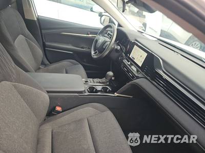 2025 Toyota Camry LE - zdjęcie 14 z 27 - miniatura