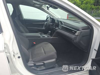 2025 Toyota Camry LE - zdjęcie 8 z 25 - miniatura