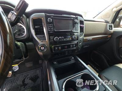 2017 Nissan TITAN Platinum Reserve Crew Cab Short Bed - zdjęcie 11 z 29 - miniatura