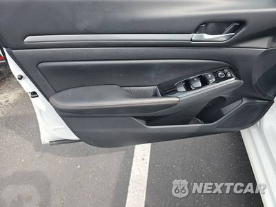 2025 Nissan Altima SR - zdjęcie 9 z 28 - miniatura