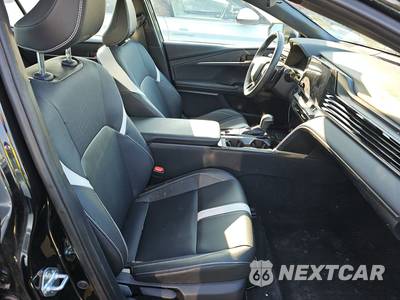 2025 Toyota Camry SE - zdjęcie 8 z 23 - miniatura