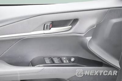 2025 Toyota Camry LE - zdjęcie 8 z 42 - miniatura