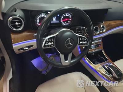 2019 Mercedes-Benz E 300 4MATIC Sedan - zdjęcie 8 z 17 - miniatura