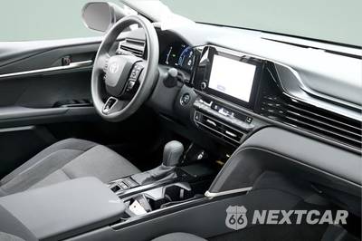 2025 Toyota Camry LE - zdjęcie 39 z 41 - miniatura