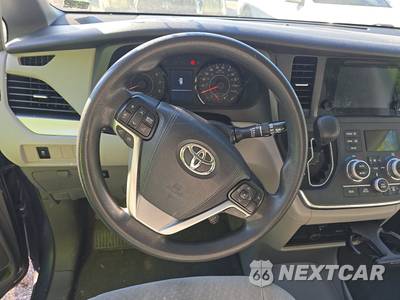 2017 Toyota Sienna LE 8-Passenger 119.3" WB - zdjęcie 10 z 18 - miniatura