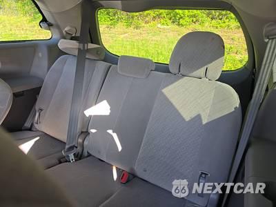 2017 Toyota Sienna LE 8-Passenger 119.3" WB - zdjęcie 14 z 18 - miniatura