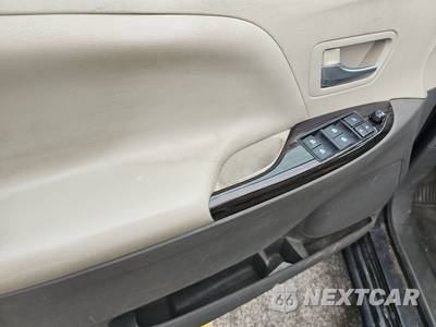 2015 Toyota Sienna XLE Premium 8-Passenger 119.3" WB - zdjęcie 9 z 17 - miniatura