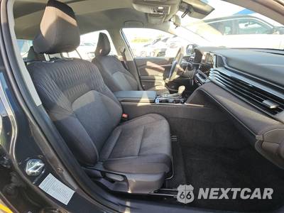 2025 Toyota Camry LE - zdjęcie 8 z 25 - miniatura