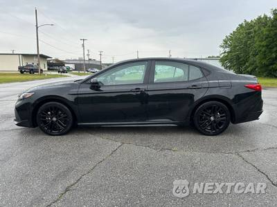 2025 Toyota Camry SE - zdjęcie 8 z 37 - miniatura