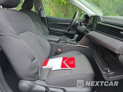 2025 Toyota Camry LE - zdjęcie 8 z 23 - miniatura