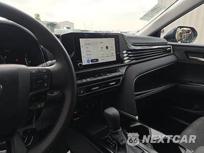 2025 Toyota Camry LE - zdjęcie 11 z 20 - miniatura
