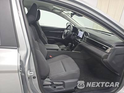 2025 Toyota Camry LE - zdjęcie 8 z 20 - miniatura