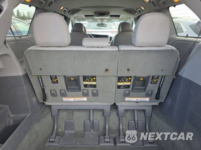 2015 Toyota Sienna XLE 7-Passenger 119.3" WB - zdjęcie 17 z 49 - miniatura
