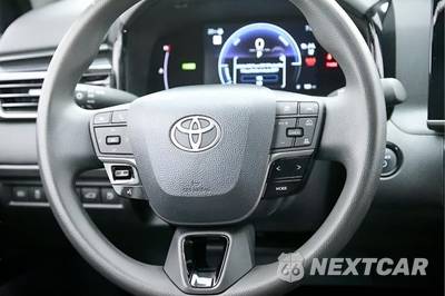 2025 Toyota Camry LE - zdjęcie 30 z 41 - miniatura