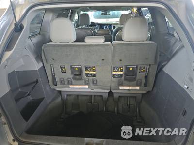 2016 Toyota Sienna XLE Premium 8-Passenger 119.3" WB - zdjęcie 17 z 28 - miniatura