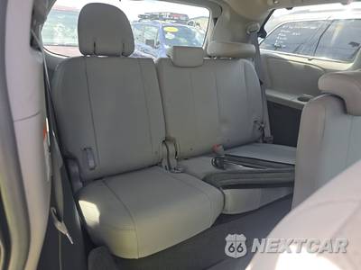 2015 Toyota Sienna XLE 8-Passenger 119.3" WB - zdjęcie 14 z 19 - miniatura