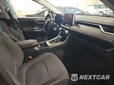 2025 Toyota RAV4 LE - zdjęcie 8 z 26 - miniatura