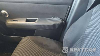 2011 Nissan Versa 1.8 SL Hatchback - zdjęcie 23 z 43 - miniatura