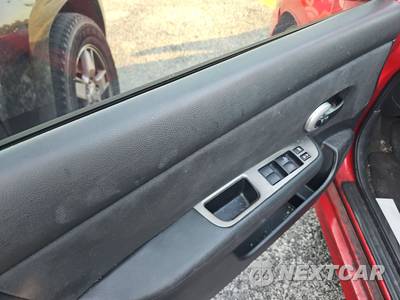 2011 Nissan Versa 1.8 SL Hatchback - zdjęcie 9 z 43 - miniatura