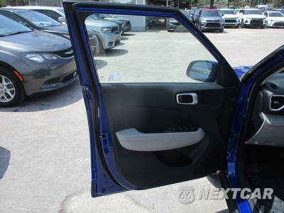 2025 Hyundai Venue SEL - zdjęcie 8 z 23 - miniatura