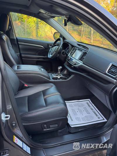 2019 Toyota Highlander SE - zdjęcie 8 z 14 - miniatura