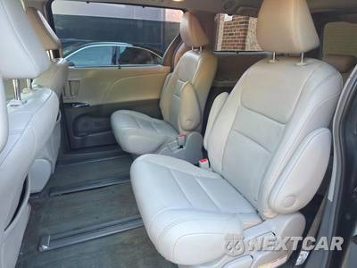 2017 Toyota Sienna XLE Premium 7-Passenger 119.3" WB - zdjęcie 10 z 18 - miniatura