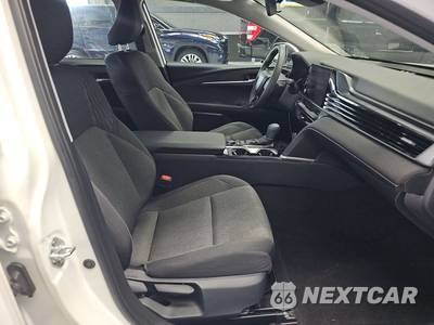 2025 Toyota Camry LE - zdjęcie 8 z 17 - miniatura