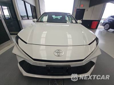 2025 Toyota Camry LE - zdjęcie 2 z 17 - miniatura