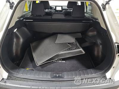 2024 Toyota Corolla Cross LE - zdjęcie 11 z 47 - miniatura