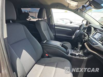 2019 Toyota Highlander LE - zdjęcie 8 z 35 - miniatura