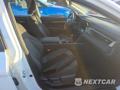 2025 Toyota Camry LE - zdjęcie 8 z 25 - miniatura