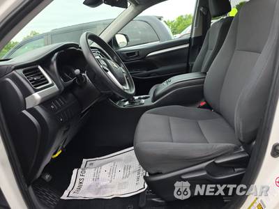 2019 Toyota Highlander LE - zdjęcie 7 z 32 - miniatura