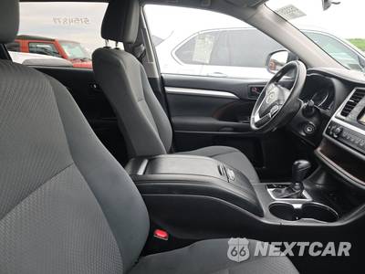 2019 Toyota Highlander LE - zdjęcie 8 z 32 - miniatura