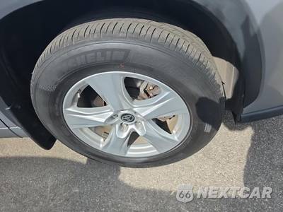 2023 Toyota Highlander LE - zdjęcie 9 z 23 - miniatura