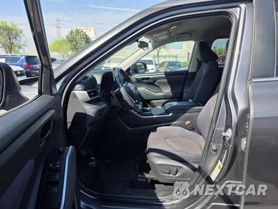 2024 Toyota Highlander LE - zdjęcie 4 z 20 - miniatura